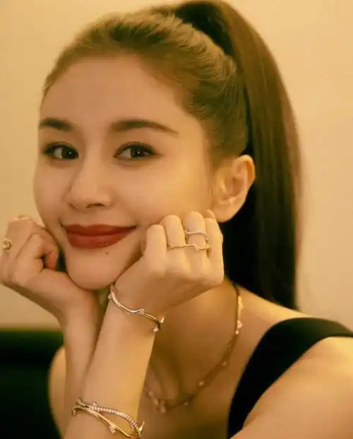 王子文出演蝉女穿露肩皮衣身材婀娜香肩诱人又辣又欲