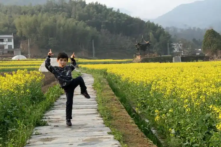 活泼可爱调皮的小男孩-2018