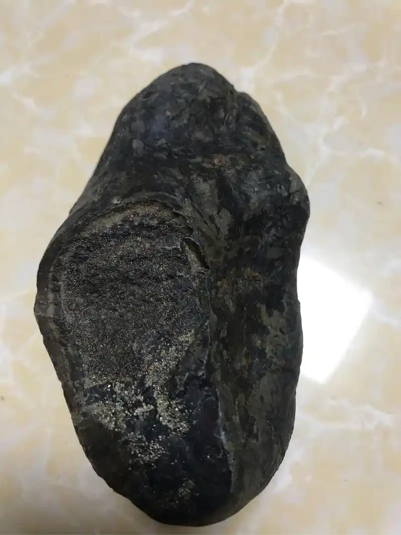 稀有金属陨石,弱磁,裂口布满细密的银白色金属颗粒.发现于广西罗城.