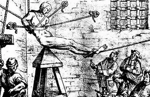 犹大吊刑此刑就是用一根削尖的木桩立于土中,将受害者坐在尖端上面