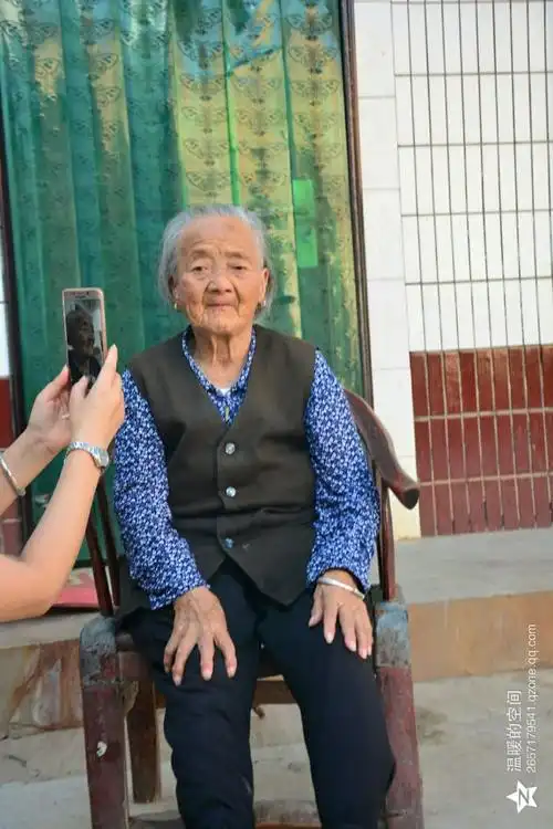 "慈祥奶奶"一头白发,写满了岁月的痕迹.一张笑脸散发着亲情的力量.