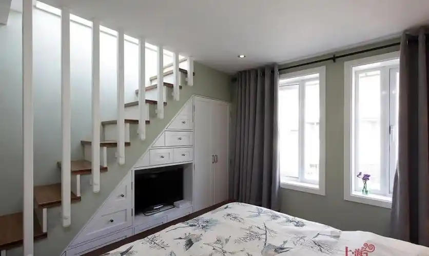 卧室楼梯电视柜装修效果图