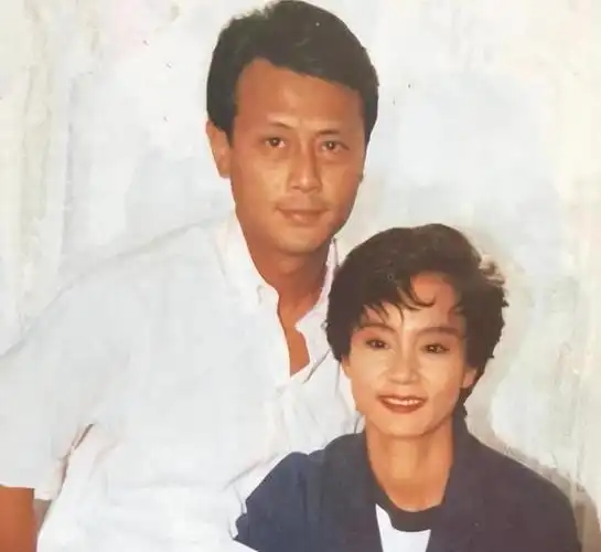 在刘雪华和刘德凯公开恋情后,很快就有媒体曝出,刘德凯已有家室,甚至