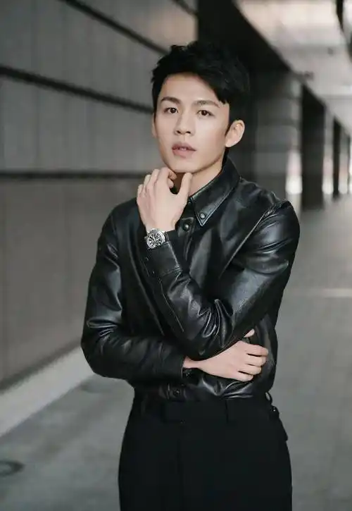 李鸿其还在黄渤监制的《风平浪静》里出现,这部戏全是实力派演员,有