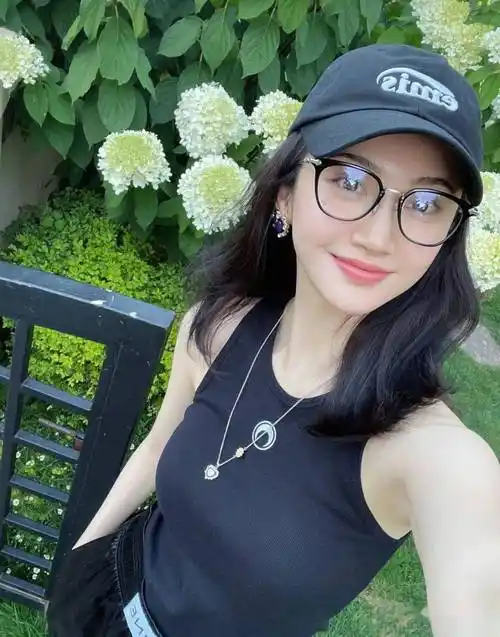 景甜穿挂脖背心秀香肩微卷长发笑容甜美超元气