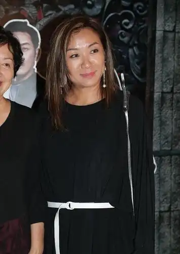 难怪方中信看上了她,莫可欣气质高级优雅,身材发福也不显肥胖