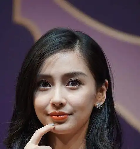 angelababy 不笑的时候法令纹也变得明显,有网友说是不是脂肪填充苹果