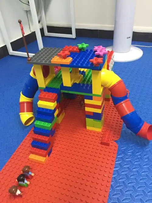 学习搭建滑滑梯及幼儿园其它设施 课堂表现: 虽然许久没