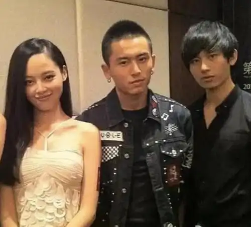 张哲瀚成毅旧照曝光,非主流造型逗笑网友,气质与现在判若两人