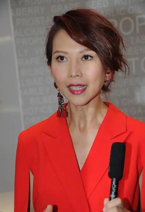 蔡少芬蛋白质流失不少,"木柴"曲线纤细骨感,穿身红才显好气色