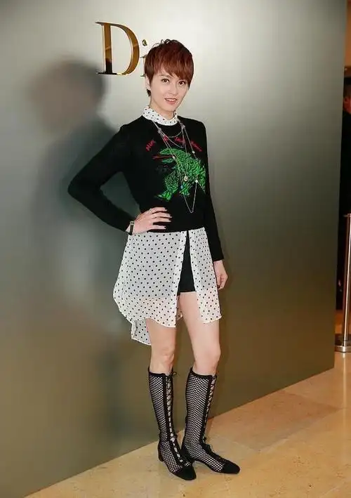 梁咏琪人到中年却没老气感穿粉裙装不老却踩了双运动鞋