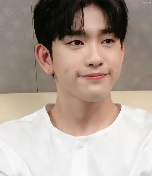 哪些男明星睁大眼睛很可爱笑起来却满脸褶子