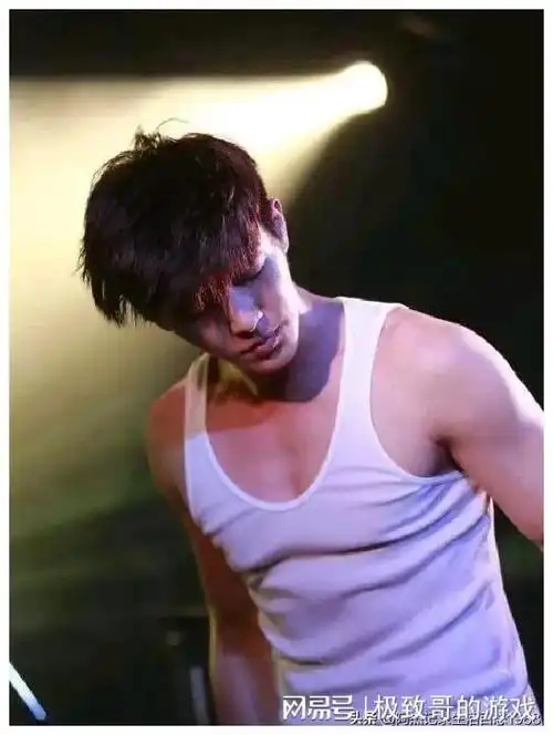 八块腹肌明显,现在有点可惜了,你们觉得呢,还喜欢炎亚纶嘛!