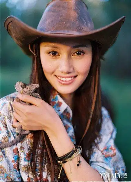 袁泉带女儿外出游玩夏哈哈身材苗条似少女图