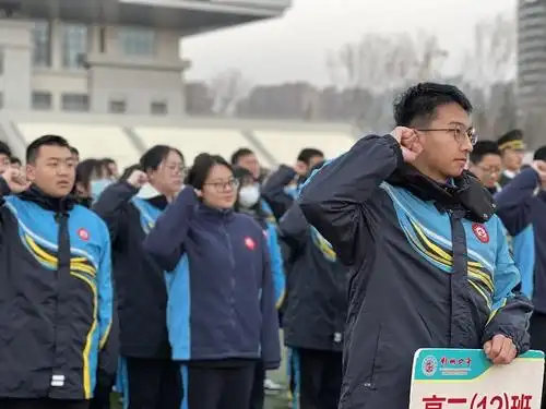 望前路朝阳践劳动精神郑州四中举行升国旗仪式