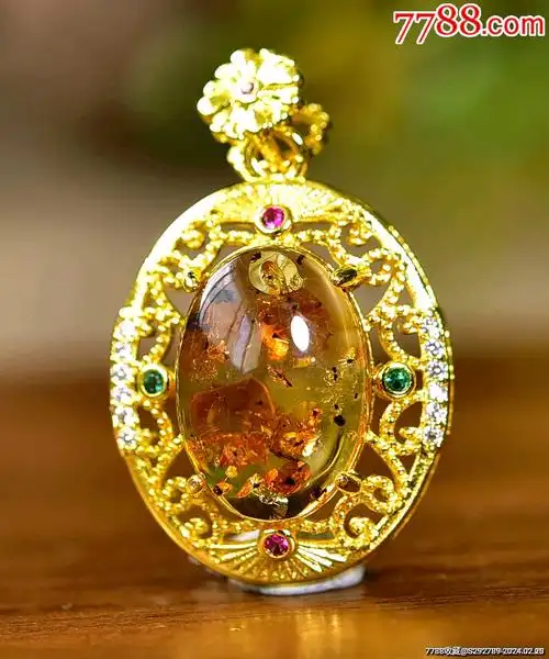 天然琥珀俄料花珀吊坠一枚配链子琥珀内含花瓣漂亮如图品相如图规矩