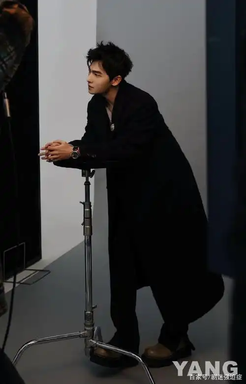 杨洋黑色衬衫凌厉矜贵,绅士风度浪漫在线,侧颜太鲨了!