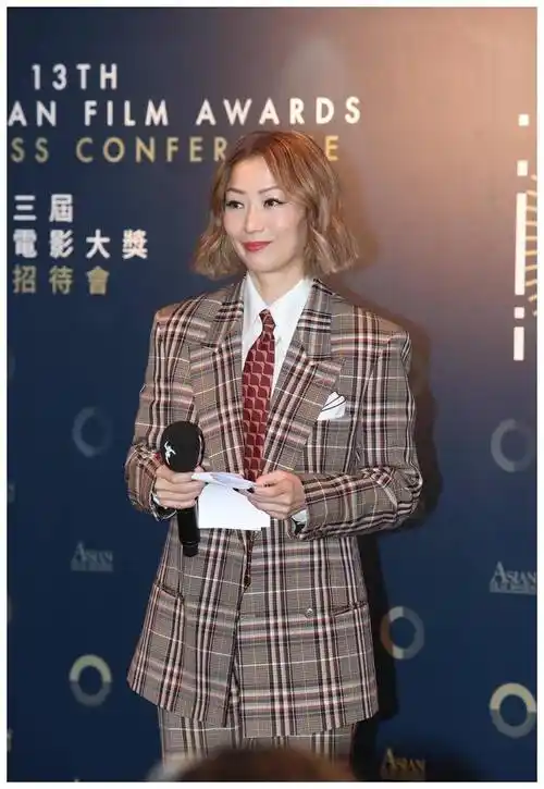 原创郑秀文真会打扮格纹西装知性干练亚麻色头发显白又洋气