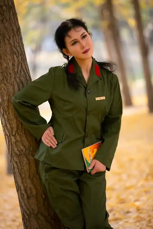 意气风发吐着芳香, 可曾记得那身绿色的军装, 红色的帽徽红领章