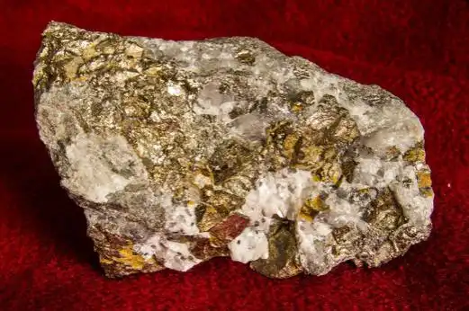 矿金大多与其他金属伴生,除了生产黄金外,还有银,铂,锌等贵金属,因此