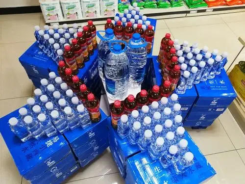 站长装了满满一车 上货架了排放整齐 小超市也不能放过 摆放的漂亮吗