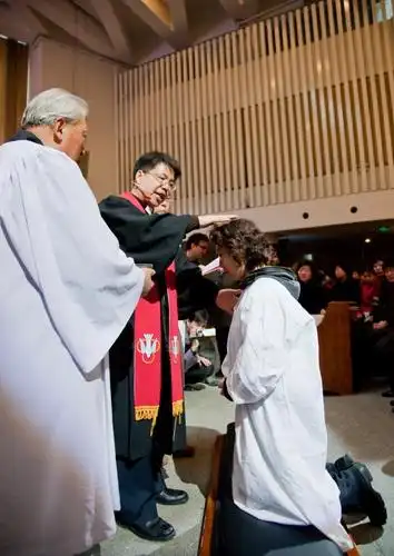 韩占慧牧师施洗韩占慧牧师施洗向受洗的姊妹颁发受洗证书向受洗的姊妹