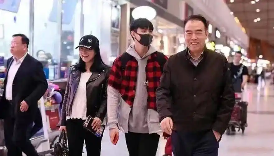 陈飞宇祸及家人,4段爱情被重提神秘旧照被曝光,陈凯歌气到停工_陈红