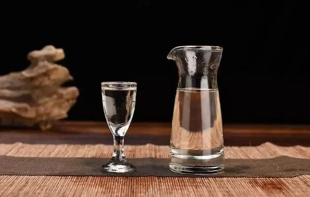 公制酒度以百分比或度表示,是指在20℃条件下, 酒精含量在酒液内所占