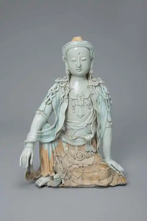 元代景德镇青白瓷观音像图源:伦敦大学文莱美术馆