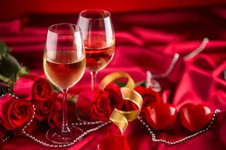 红酒杯红玫瑰和浪漫的设置为两个红色.贺禧或周年贺卡照片