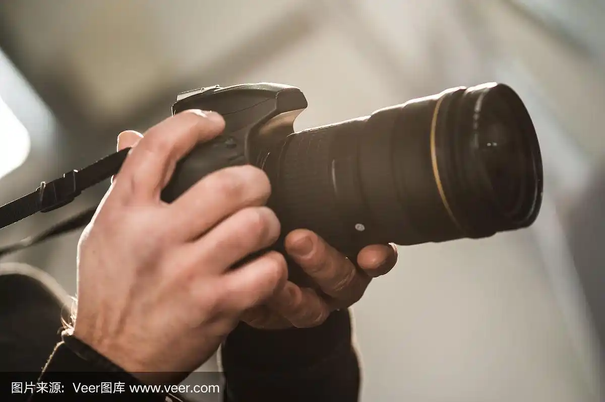 男人拿着相机拍照
