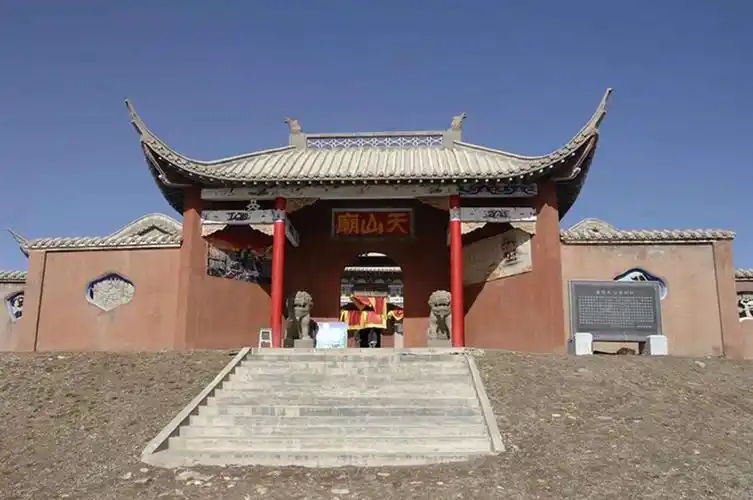 天山巴里坤山天山庙