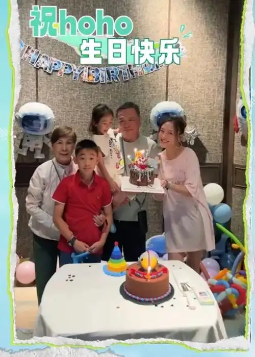 应采儿晒祖孙三代为4岁次子庆生,jasper戴牙套出镜,兄弟俩越长越像