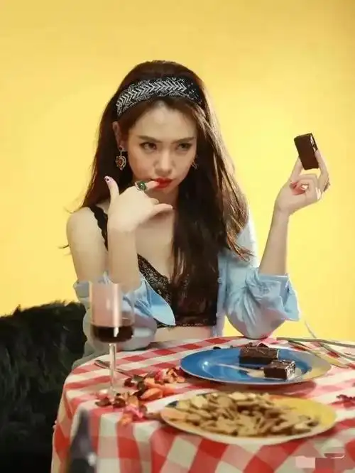 戚薇最新内衣广告写真_网易订阅