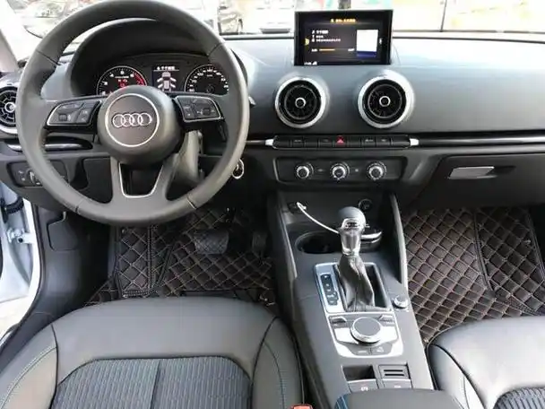 奥迪a3-请问大家a3中控那些按钮都是红色吗?还是想白色那样的?