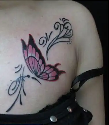 女孩胸前蝴蝶纹身图案图片