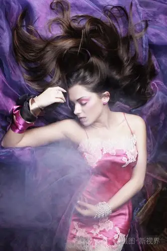 美丽的女人躺在纱上.睡美人