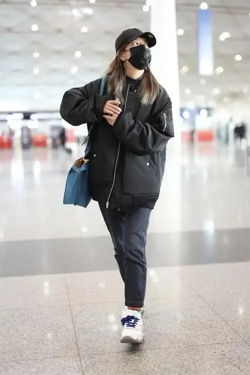 赵薇接地气,穿着黑色羽绒服搭黑色牛仔裤,低调但是又显气场