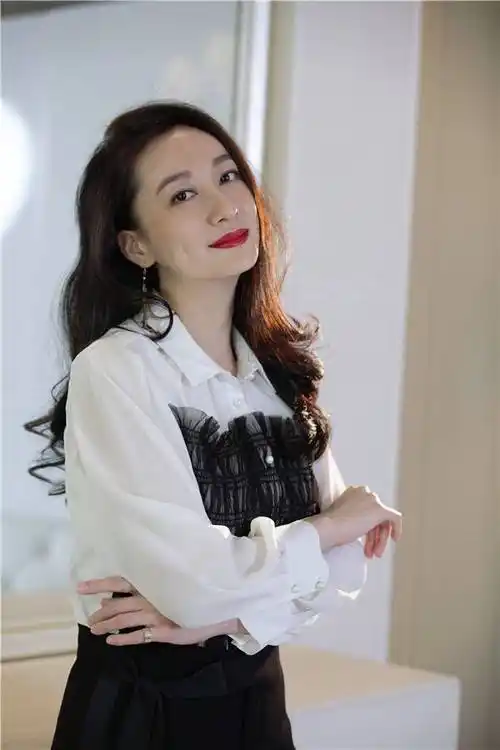 董维嘉知性写真气场全开 衬衫西裤又a又美2020-08-21 15:2600视频演员