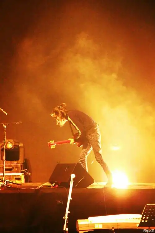 男人喜欢汽车的轰鸣更爱摇滚的呐喊