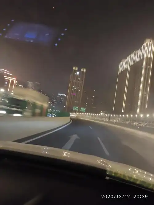 坐在车里观洛阳夜景