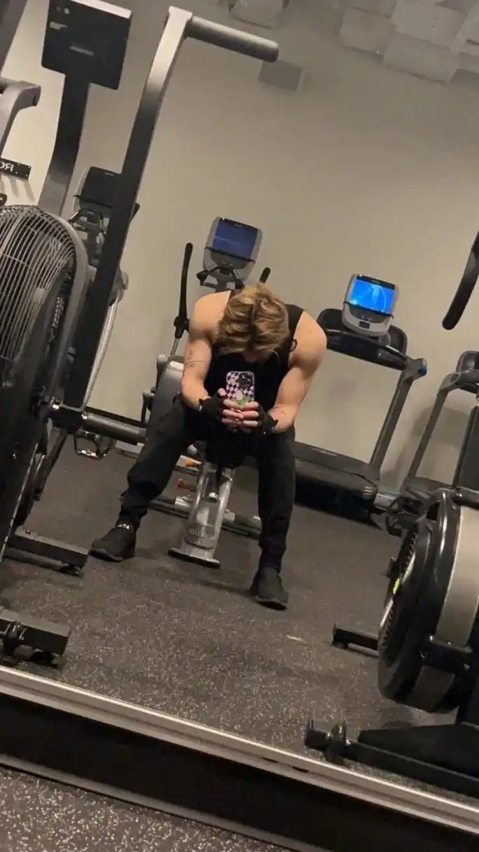 pcstar  王嘉尔晒出肌肉照!jackson一直都很自律!