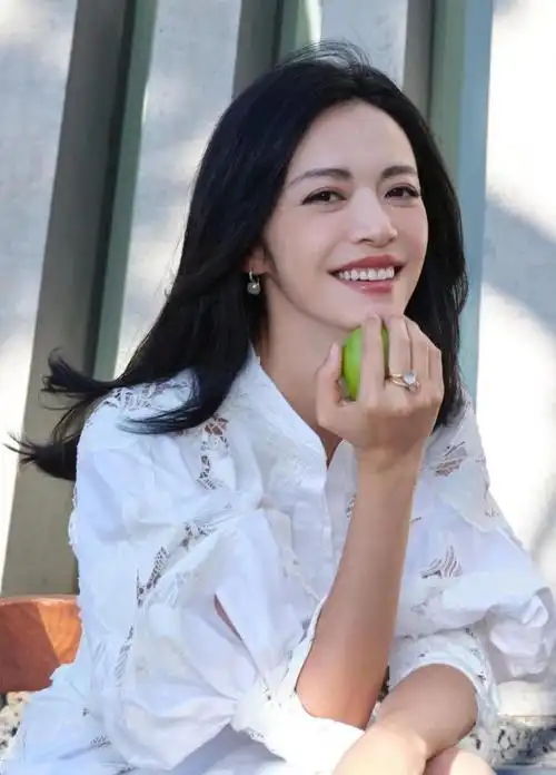 姚晨这样穿太美了一袭白裙雅致温婉慵懒卷发笑意盈盈真好看