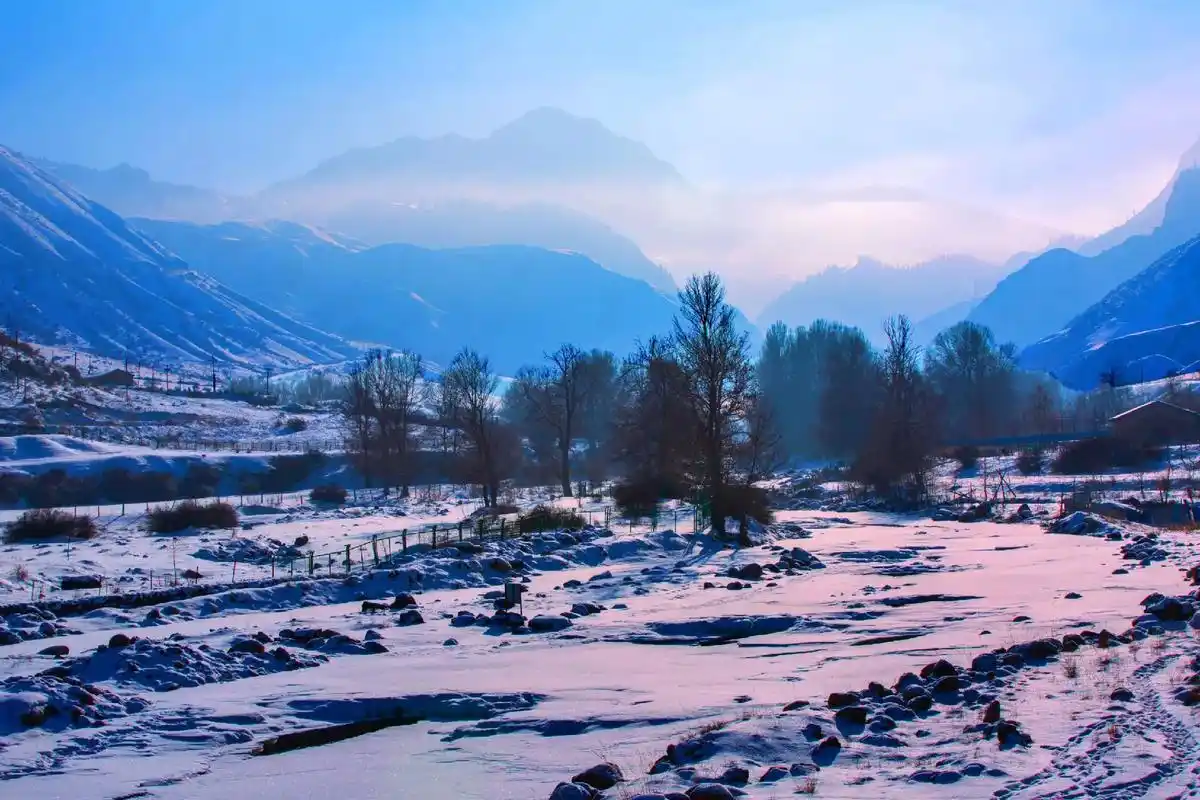 天山的冬天,就是纯洁的白雪世界,蓝天之下,都变成了雪的颜色, - 抖音