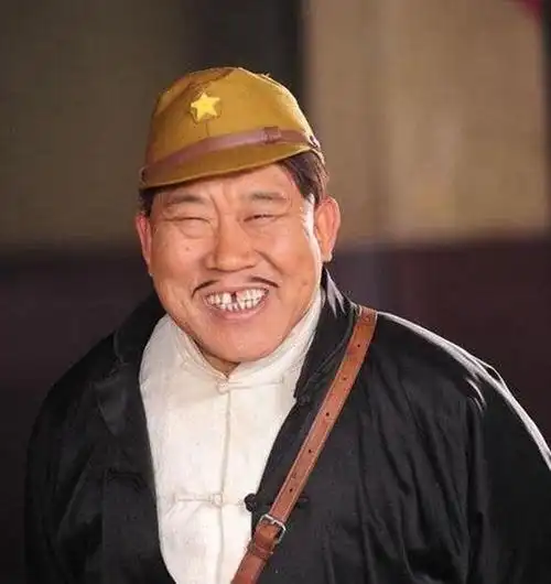 岁的杜旭东就被招入伍当了文艺兵,之后辗转反侧到了海政话剧团当演员