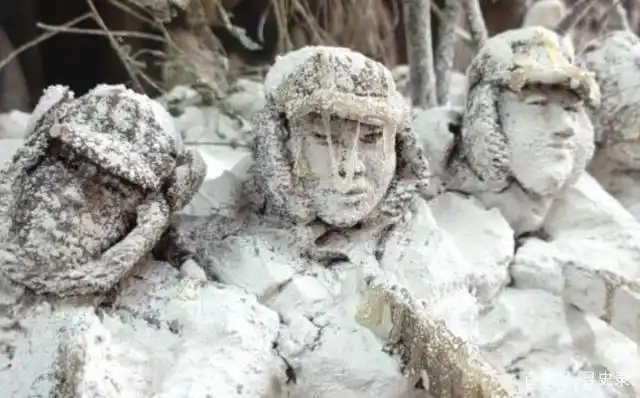 长津湖战役守候一夜的战士成战斗队形冻死成冰雕连