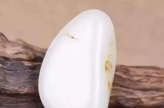 透闪石玉即和田玉,主要以透闪石为主要成分,呈现纤维交织状结构,上等