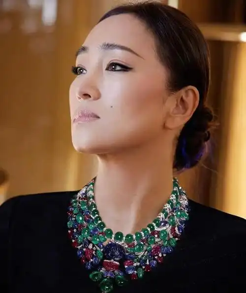 巩俐在晚宴上被拍,身材下垂成这样还穿紧身衣,膀大腰圆毫无气质|演员