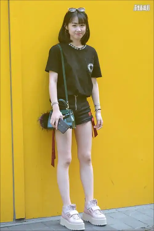 街拍:大长腿美女穿短裤,暑期无敌!(组图)