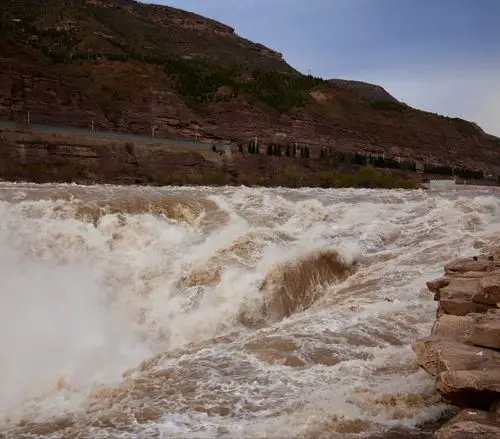 黄河壶口瀑布的磅礴气势雄伟壮观!